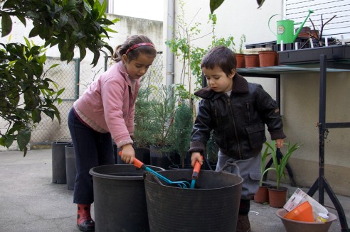 Luisa e Pedro a jardinar