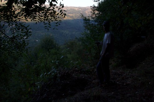 O Cláudio em frente da pilha que acabamos de fazer