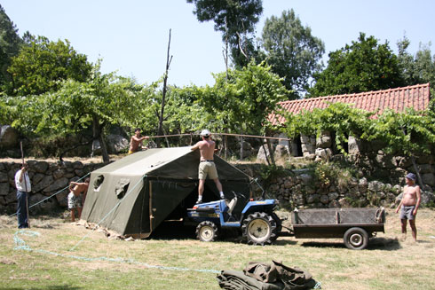 Montagem da tenda no prado'