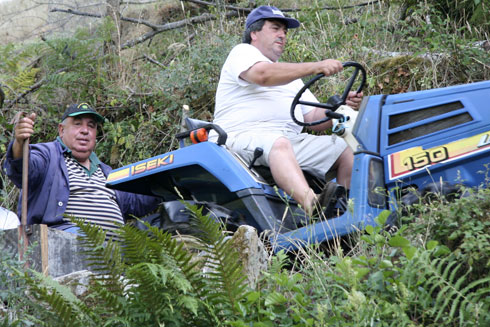 O senhor Alberto conduz o tractor