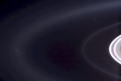 A Terra vista à passagem por Saturno